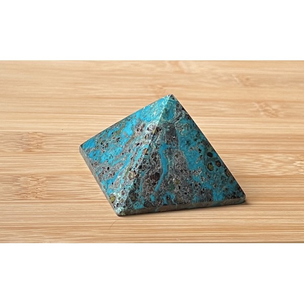Krizokolla ásvány piramis 5cm