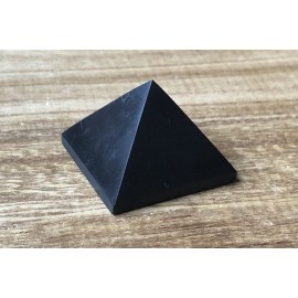 Sungit ásvány piramis 3cm