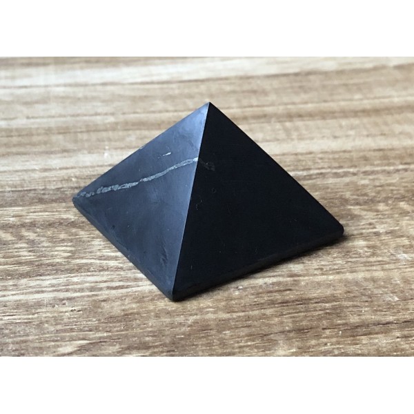 Sungit ásvány piramis 4cm