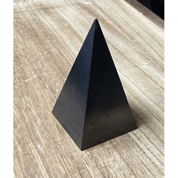 Sungit ásvány piramis (magas) 5cm