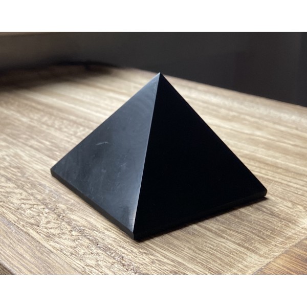 Sungit ásvány piramis 8cm