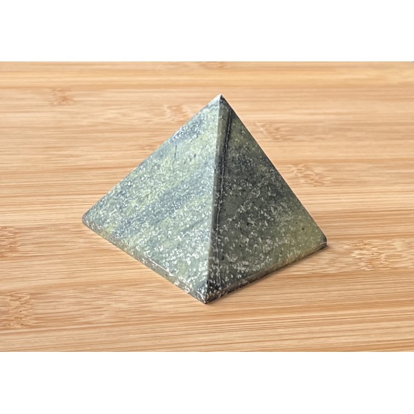 Szerpentin ásvány piramis 